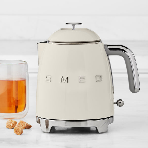 https://www.sabavihome.com/cdn/shop/products/smeg-mini-kettle-xl_grande.jpg?v=1680565068